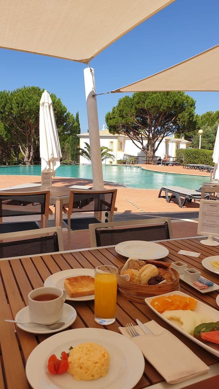 La Terrasse : Petit-Déjeuner au Bord de la Piscine
